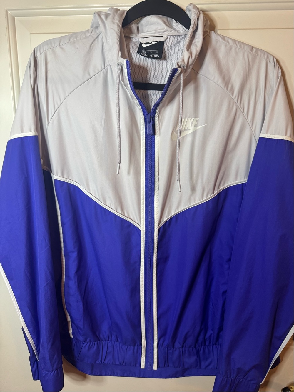 Nike Jacket Windrunner Hooded Windbreaker Jacket in Light Gray & Purple - XL